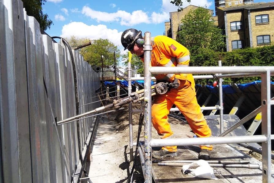 Štětovnicová stěna kotvená zemními kotvami